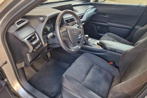 auto tenuta molto bene lexus UX250