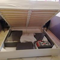 camera con letto contenitore, materasso e armadio