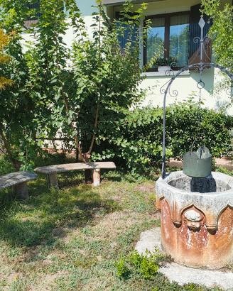 Pozzo antico in pietra e panchine -set giardino