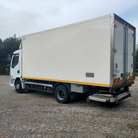 Camion isotermico con sponda