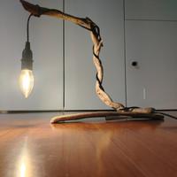 Lampada da tavolo in legno naturale