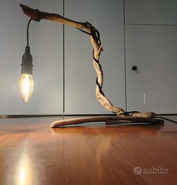 Lampada da tavolo in legno naturale