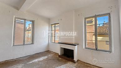 Luminoso appartamento da ristrutturare con balcone