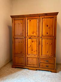 Armadio in legno di pino a 3 ante