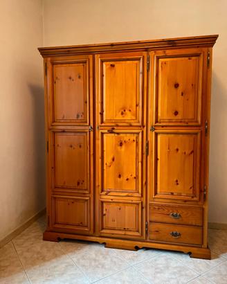 Armadio in legno di pino a 3 ante