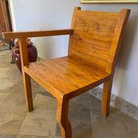 Sedia scultura in legno massiccio