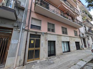 Locale con doppia vetrina su strada