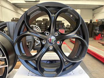 Cerchi nuovi in lega Alfa romeo da 18 nero opaco
