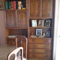 libreria a giorno con ante e cassetti in legno