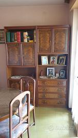 libreria a giorno con ante e cassetti in legno