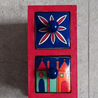 piccola cassettiera verticale in legno e ceramica 