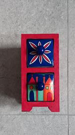 piccola cassettiera verticale in legno e ceramica 