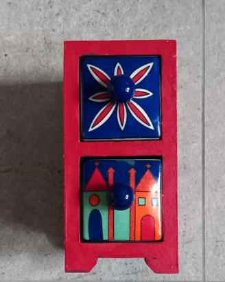 piccola cassettiera verticale in legno e ceramica 