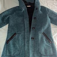 cappottino con bottoni e cappuccio