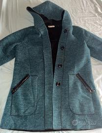 cappottino con bottoni e cappuccio