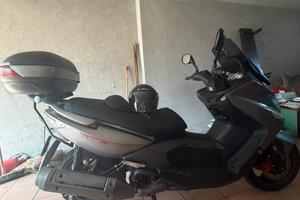 scooter con casco incluso