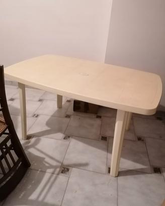 Tavolo grande in plastica. 