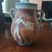 vecchio vaso greco con coperchio