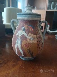 vecchio vaso greco con coperchio