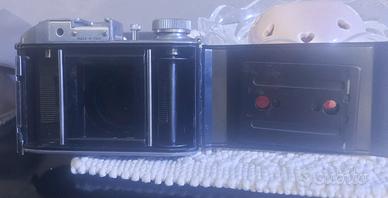 macchina fotografica comete con flash 