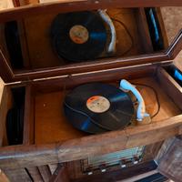 Mobile d’epoco con radio e giradischi