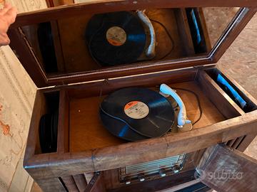 Mobile d’epoco con radio e giradischi