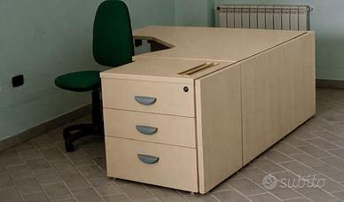 scrivania- postazione da lavoro PC