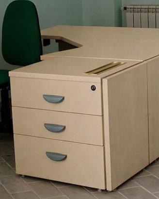 scrivania- postazione da lavoro PC