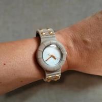 orologio Hip hop beige con borchie dorate 