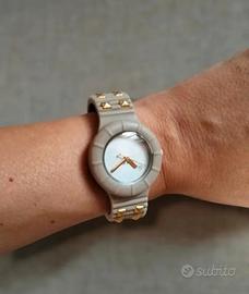 orologio Hip hop beige con borchie dorate 