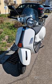 Piaggio Vespa 300 supersport