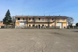 Capannone uffici con adiacenti N.2 appartamenti