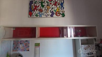 Pensile Ikea bianco con fondo rosso