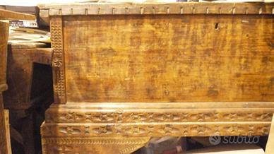Meravigliosa cassapanca legno scuro intarsiata