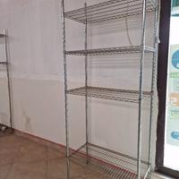 scaffali cromati in acciaio 