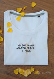 T-shirt d'autore ricamata a mano "Un filo di luce"