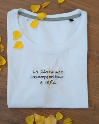 T-shirt d'autore ricamata a mano "Un filo di luce"
