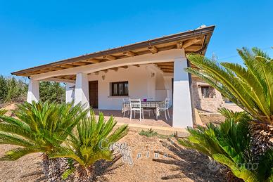 Affascinante Villa Indipendente con Ampio Giardino