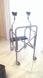 Deambulatore con seduta e supporti sottoascellari