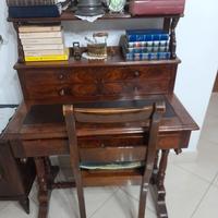 Scrivania antica con sedia