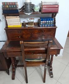 Scrivania antica con sedia