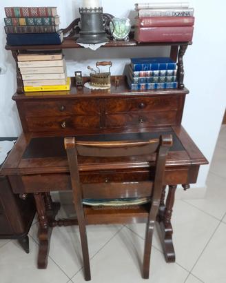 Scrivania antica con sedia