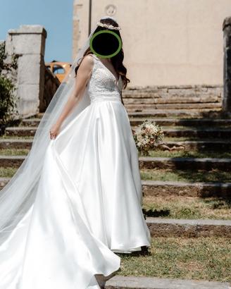 Vestito da sposa completo di velo e giacca