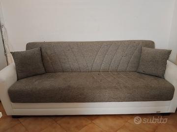 divano con cassettoni e mobile a scarpiera