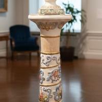 Colonna con potiche d'antiquariato Capodimonte 