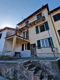 Rustico semindipendente su tre livelli con terrazz