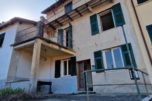 Rustico semindipendente su tre livelli con terrazz