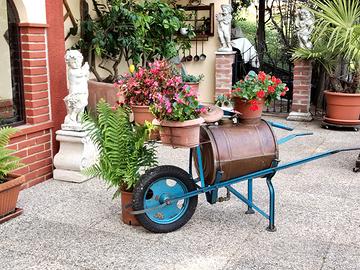 Antica carriola in rame pompa porta fiori