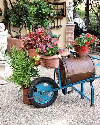 Antica carriola in rame pompa porta fiori