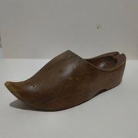 Un simpatico antico posacenere a forma di zoccolo,